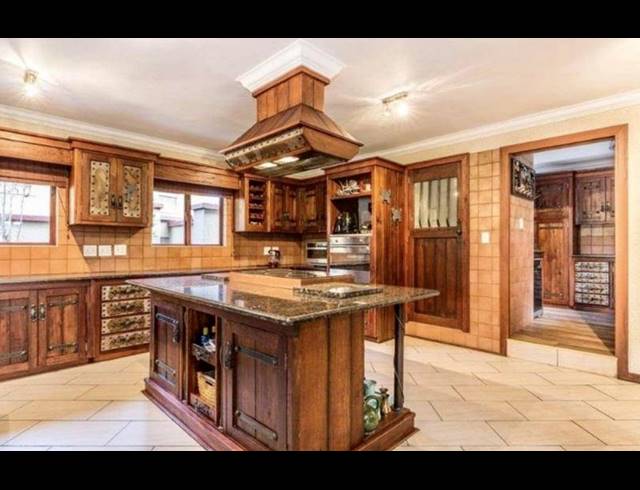 6 BEDROOM HOUSE FOR SALE IN MIDSTREAM ESTATE